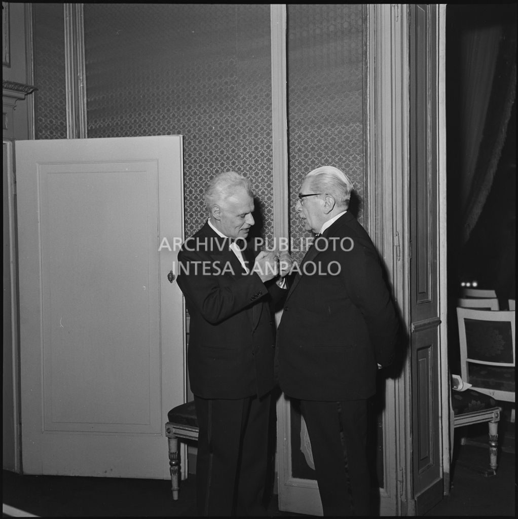 Il sovrintendente Antonio Ghiringhelli con il sindaco di Milano Virgilio Ferrari al Teatro alla Scala in occasione della serata inaugurale della stagione lirica 1958-1959 con l'opera "Turandot", di Giacomo Puccini, diretta da Antonino Votto con la regia di Margherita Wallmann