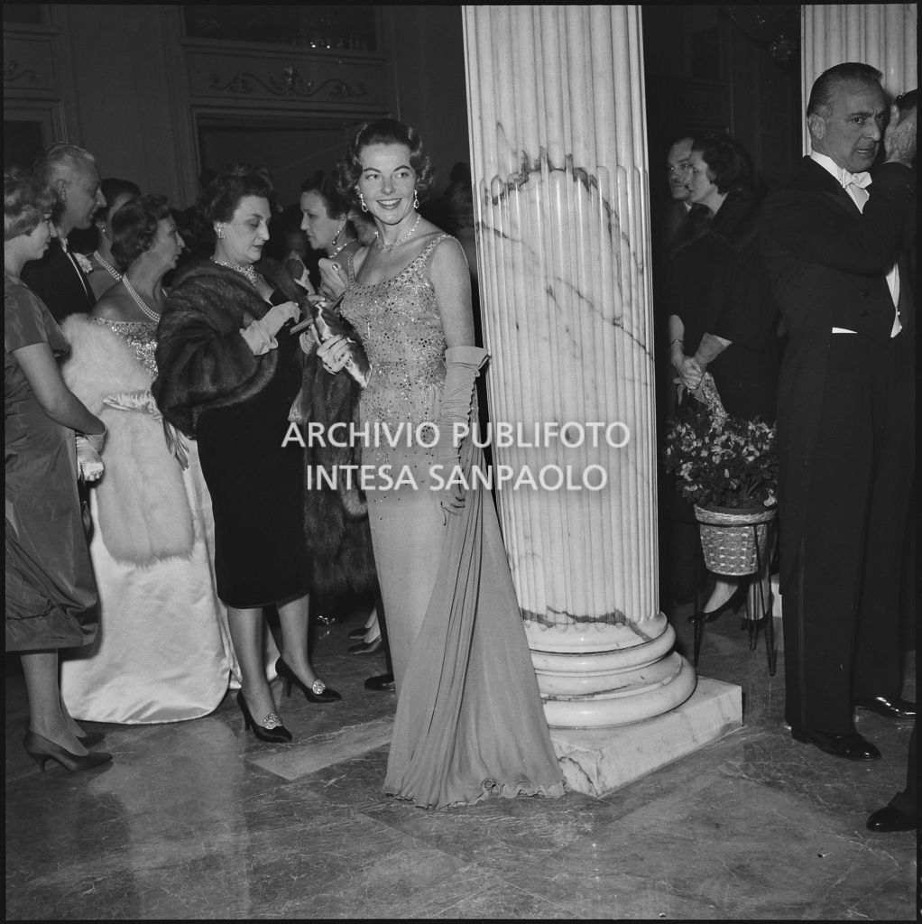 Una spettatrice nel foyer del Teatro alla Scala in occasione della serata inaugurale della stagione lirica 1958-1959 con l'opera "Turandot", di Giacomo Puccini, diretta da Antonino Votto con la regia di Margherita Wallmann