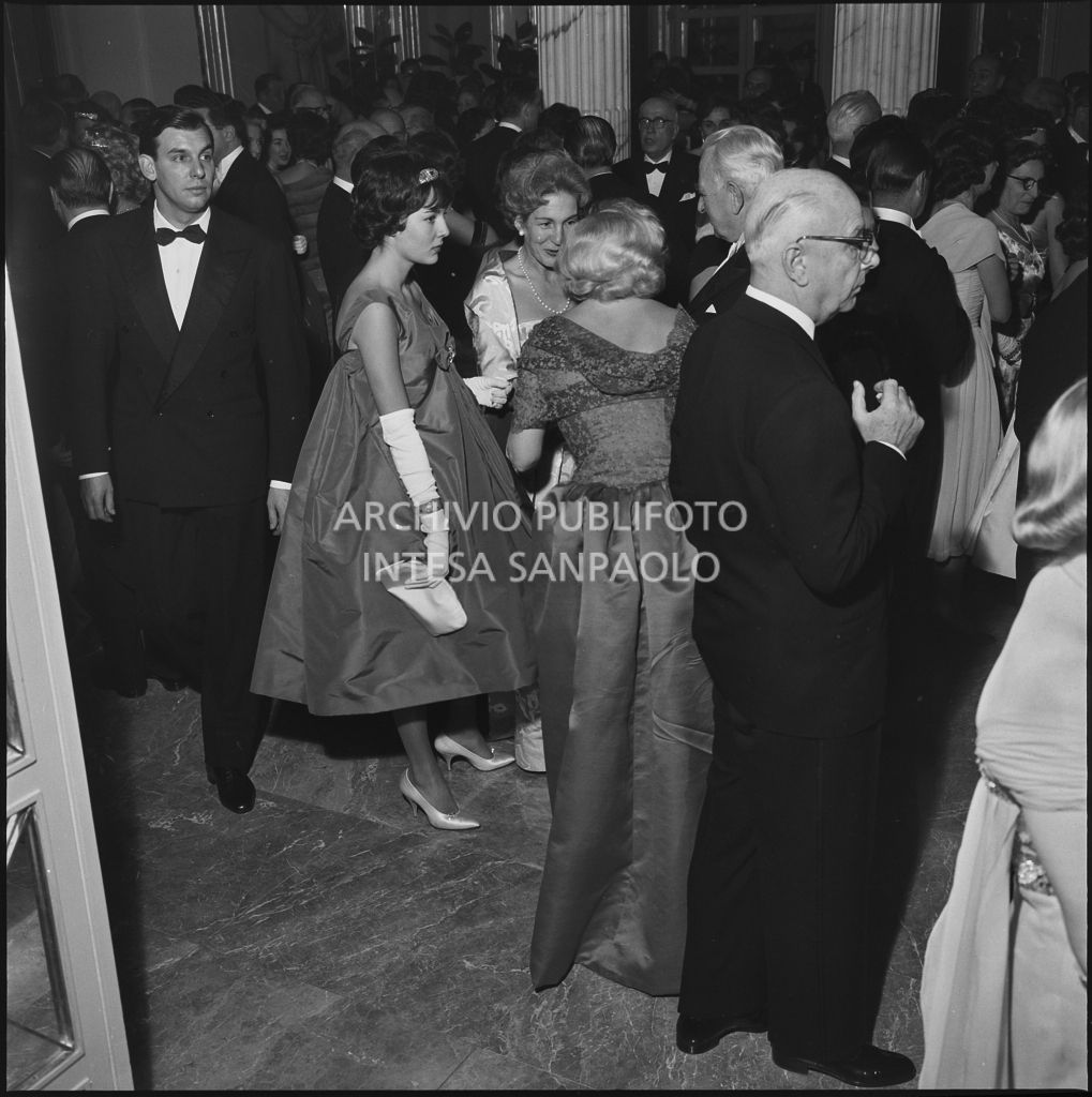 Foyer del Teatro alla Scala, gremito di gente, in occasione della serata inaugurale della stagione lirica 1958-1959 con l'opera "Turandot", di Giacomo Puccini, diretta da Antonino Votto con la regia di Margherita Wallmann