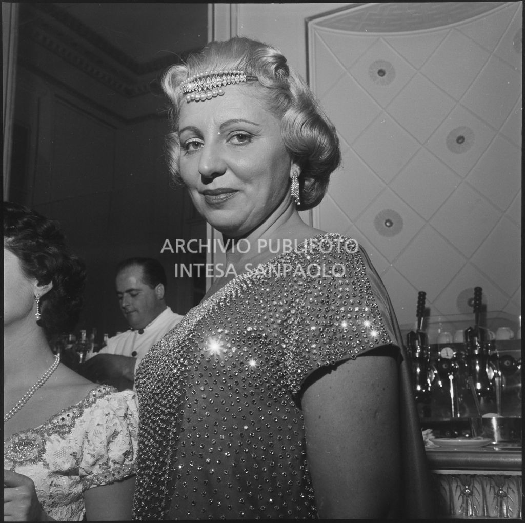 Graziella Paolieri al Teatro alla Scala in occasione della serata inaugurale della stagione lirica 1958-1959 con l'opera "Turandot", di Giacomo Puccini, diretta da Antonino Votto con la regia di Margherita Wallmann