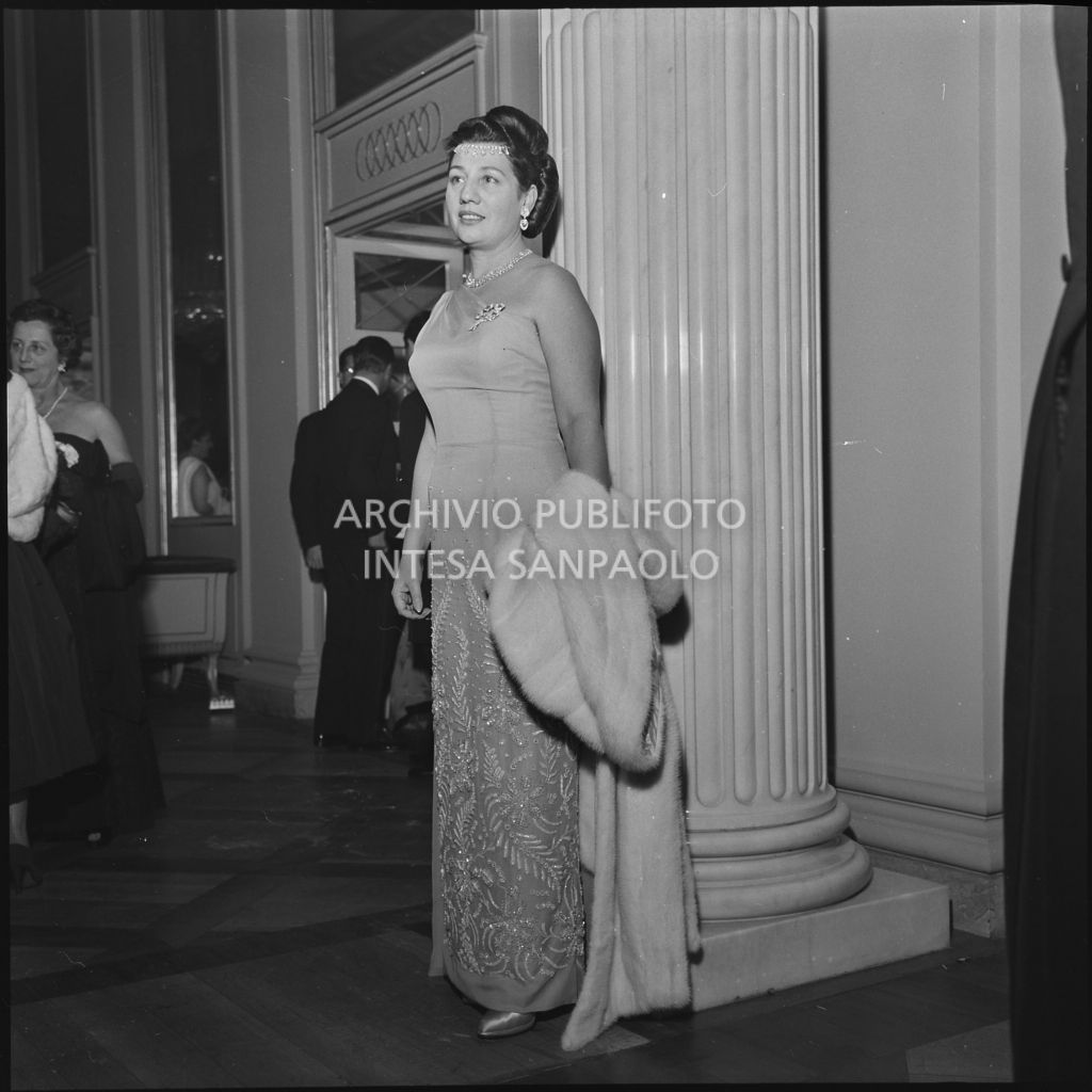 Una spettatrice nel foyer del Teatro alla Scala in occasione della serata inaugurale della stagione lirica 1958-1959 con l'opera "Turandot", di Giacomo Puccini, diretta da Antonino Votto con la regia di Margherita Wallmann