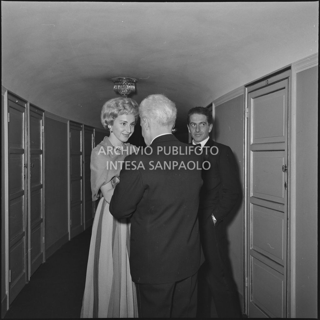 Il sovrintendente Antonio Ghiringhelli, la duchessa Emanuele Castelbarco Acquarone e il marito Luigi Filippo d'Acquarone al Teatro alla Scala in occasione della serata inaugurale della stagione lirica 1958-1959 con l'opera "Turandot", di Giacomo Puccini, diretta da Antonino Votto con la regia di Margherita Wallmann