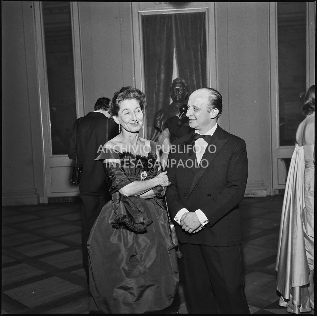 Due spettatori nel foyer del Teatro alla Scala in occasione della serata inaugurale della stagione lirica 1958-1959 con l'opera "Turandot", di Giacomo Puccini, diretta da Antonino Votto con la regia di Margherita Wallmann
