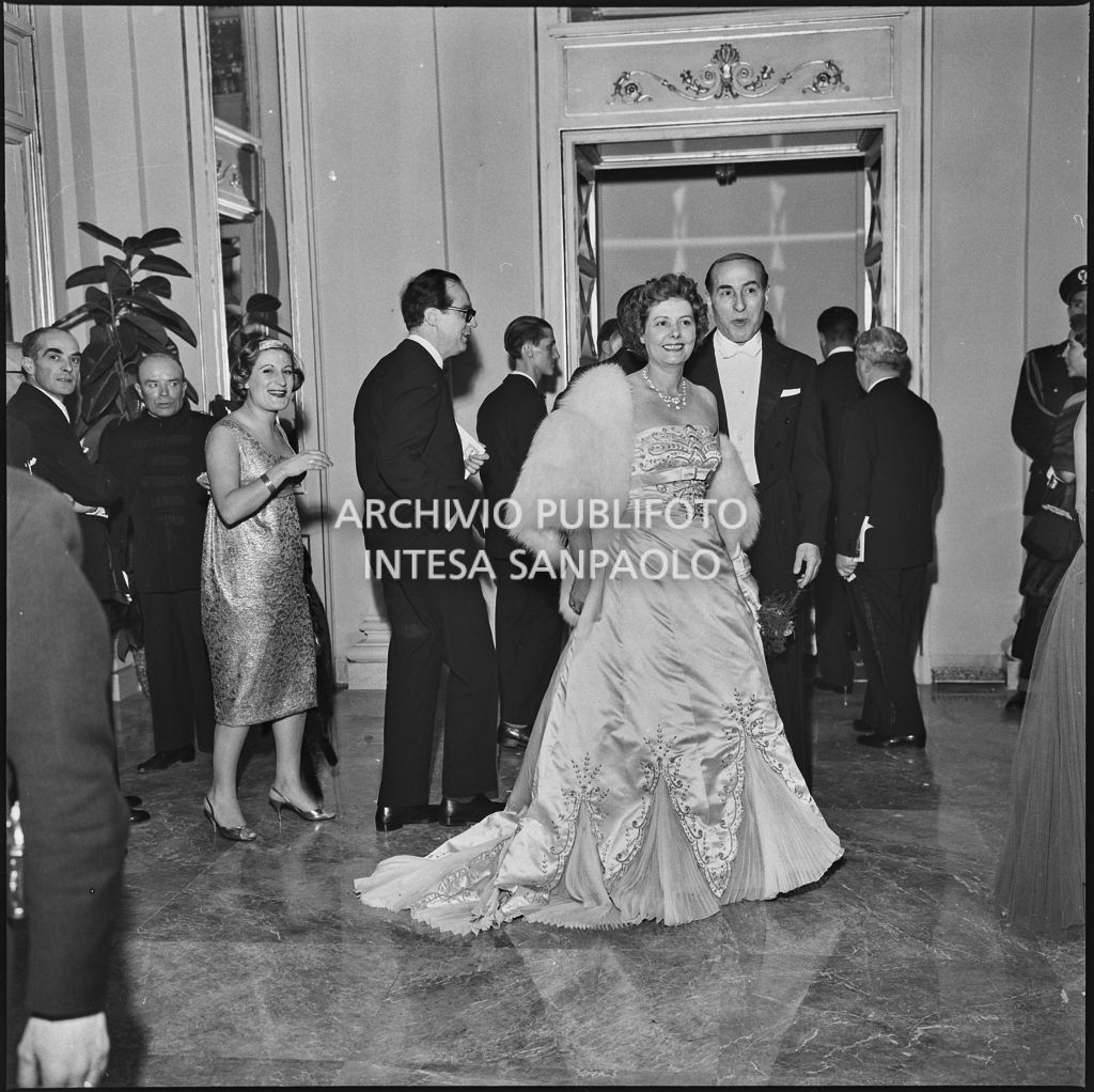 Cecilia Malvezzi nel foyer del Teatro alla Scala in occasione della serata inaugurale della stagione lirica 1958-1959 con l'opera "Turandot", di Giacomo Puccini, diretta da Antonino Votto con la regia di Margherita Wallmann