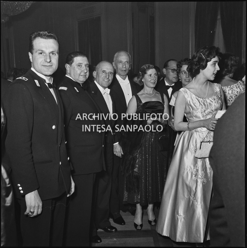 Spettatori nel foyer del Teatro alla Scala in occasione della serata inaugurale della stagione lirica 1958-1959 con l'opera "Turandot", di Giacomo Puccini, diretta da Antonino Votto con la regia di Margherita Wallmann