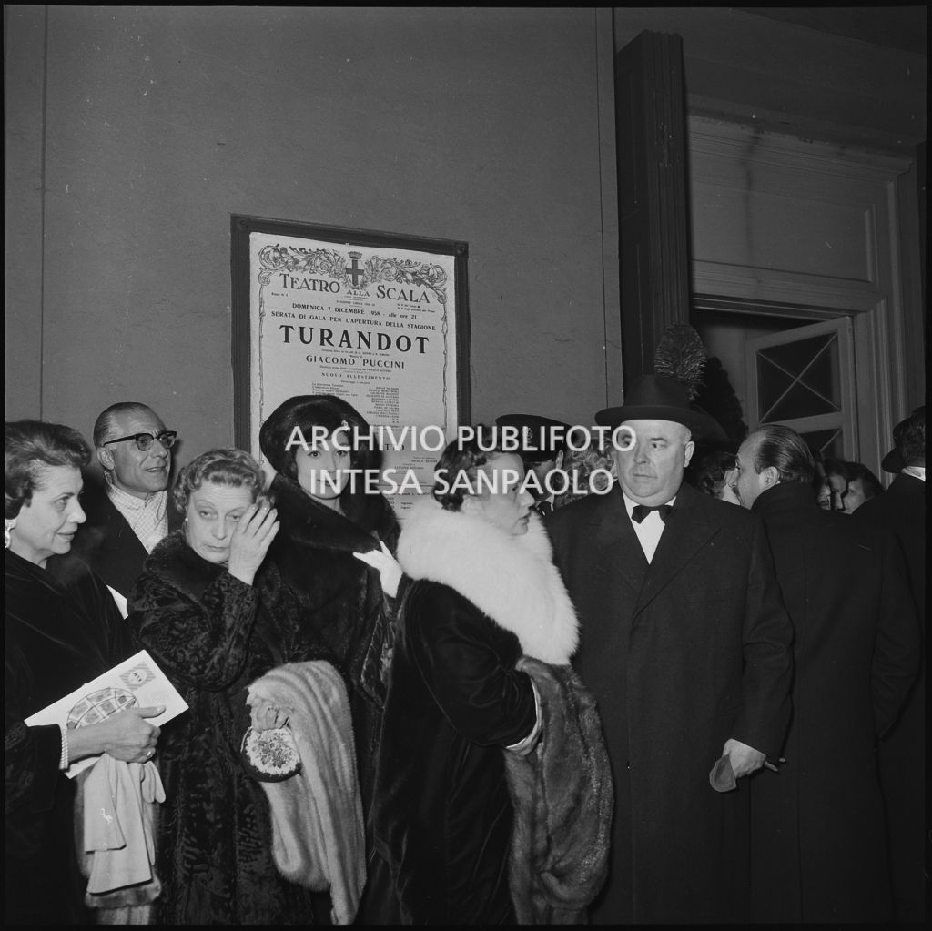 Eletta Polvani ed altri spettatori, all'uscita dal Teatro alla Scala, in attesa delle automobili al termine della serata inaugurale della stagione lirica 1958-1959 con l'opera "Turandot", di Giacomo Puccini, diretta da Antonino Votto con la regia di Margherita Wallmann