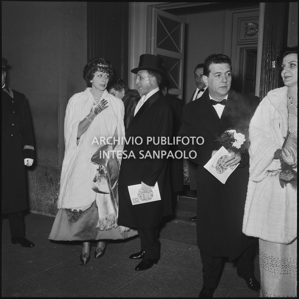 Il conte Franco Cella di Rivara e la moglie, all'uscita del Teatro alla Scala, al termine della serata inaugurale della stagione lirica 1958-1959 con l'opera "Turandot", di Giacomo Puccini, diretta da Antonino Votto con la regia di Margherita Wallmann