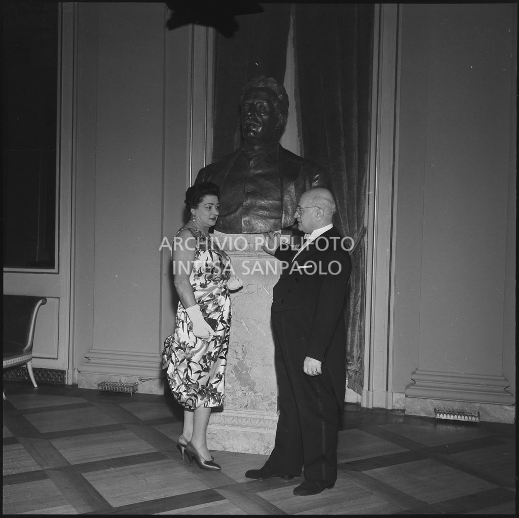 I signori Buzzi nel foyer del Teatro alla Scala in occasione della serata inaugurale della stagione lirica 1958-1959 con l'opera "Turandot", di Giacomo Puccini, diretta da Antonino Votto con la regia di Margherita Wallmann