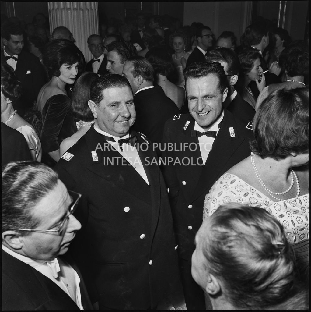 Spettatori nel foyer del Teatro alla Scala in occasione della serata inaugurale della stagione lirica 1958-1959 con l'opera "Turandot", di Giacomo Puccini, diretta da Antonino Votto con la regia di Margherita Wallmann