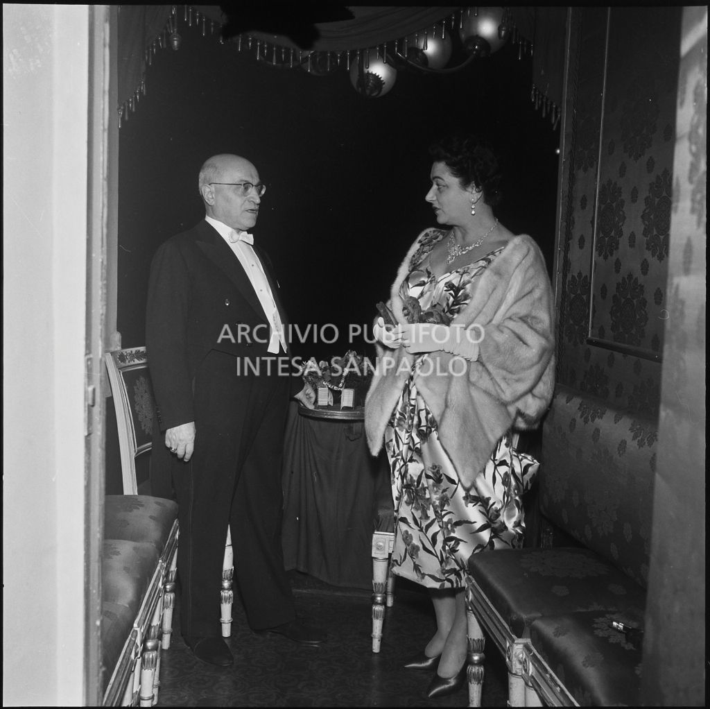 I signori Buzzi in un palco del Teatro alla Scala in occasione della serata inaugurale della stagione lirica 1958-1959 con l'opera "Turandot", di Giacomo Puccini, diretta da Antonino Votto con la regia di Margherita Wallmann