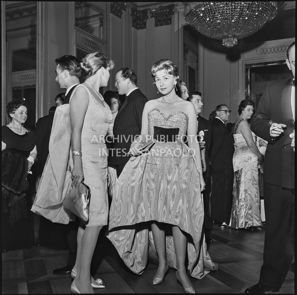 Spettatori nel foyer del Teatro alla Scala in occasione della serata inaugurale della stagione lirica 1958-1959 con l'opera "Turandot", di Giacomo Puccini, diretta da Antonino Votto con la regia di Margherita Wallmann
