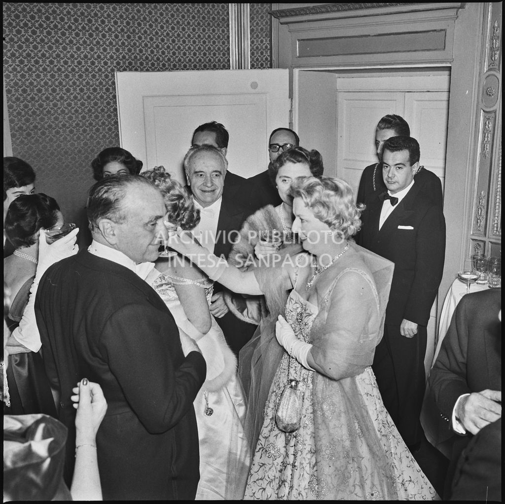 Cesare Merzagora, presidente del Senato, Ezio Vigorelli, ministro del Lavoro e della Previdenza sociale, Carla Bissatini, moglie del presidente della Repubblica Giovanni Gronchi, Rita Puccini ed altri spettatori brindano in occasione della serata inaugurale della stagione lirica 1958-1959 del Teatro alla Scala con l'opera "Turandot", di Giacomo Puccini, diretta da Antonino Votto con la regia di Margherita Wallmann