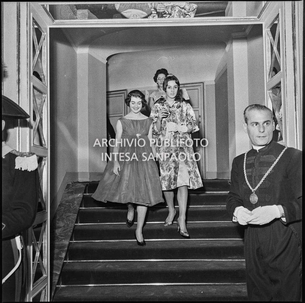 Le ballerine Carla Fracci e Carmen Puthod al Teatro alla Scala in occasione della serata inaugurale della stagione lirica 1958-1959 con l'opera "Turandot", di Giacomo Puccini, diretta da Antonino Votto con la regia di Margherita Wallmann