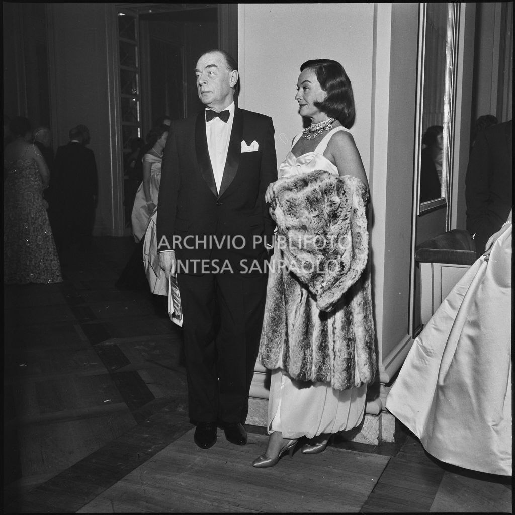Erich Maria Remarque e Paulette Goddard al Teatro alla Scala in occasione della serata inaugurale della stagione lirica 1958-1959 con l'opera "Turandot", di Giacomo Puccini, diretta da Antonino Votto con la regia di Margherita Wallmann