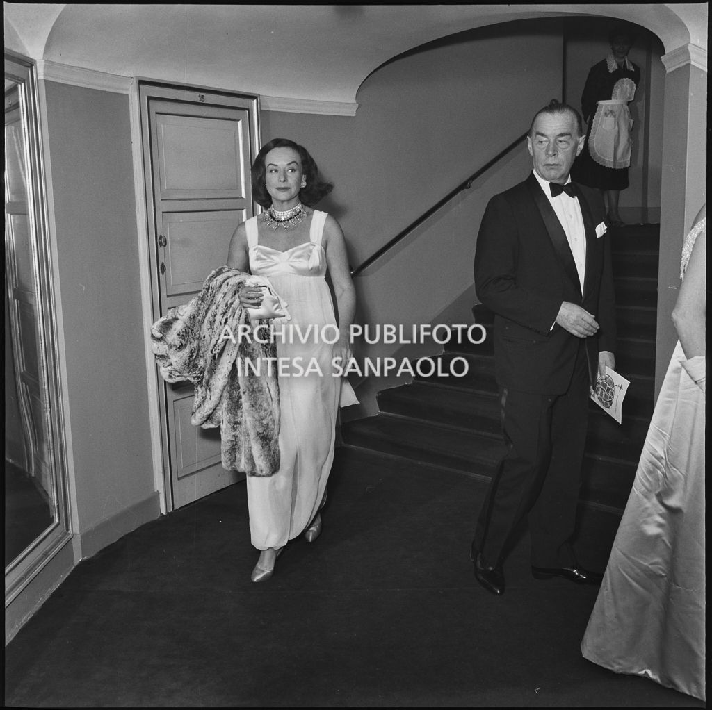 Erich Maria Remarque e Paulette Goddard al Teatro alla Scala in occasione della serata inaugurale della stagione lirica 1958-1959 con l'opera "Turandot", di Giacomo Puccini, diretta da Antonino Votto con la regia di Margherita Wallmann