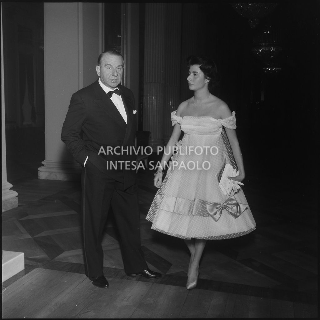 Due spettatori nel foyer del Teatro alla Scala in occasione della serata inaugurale della stagione lirica 1958-1959 con l'opera "Turandot", di Giacomo Puccini, diretta da Antonino Votto con la regia di Margherita Wallmann