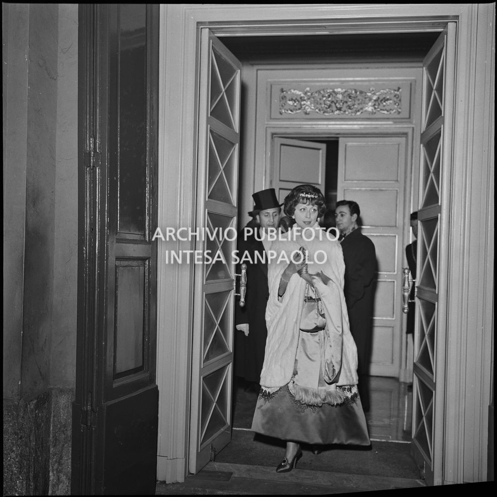 Il conte Franco Cella di Rivara e la moglie escono dal Teatro alla scala al termine dell'opera "Turandot", di Giacomo Puccini, diretta da Antonino Votto con la regia di Margherita Wallmann, che inaugura la stagione lirica 1958-1959