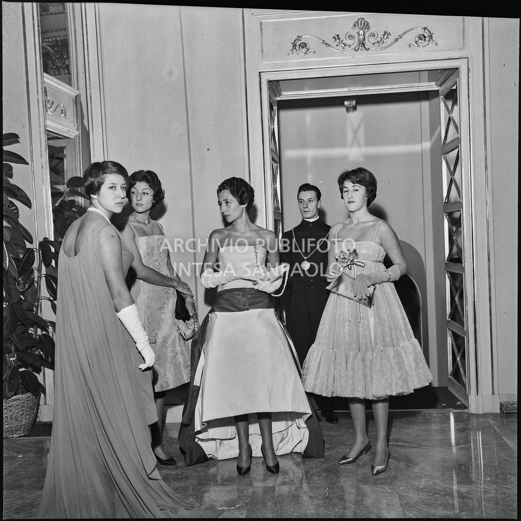 Le sorelle Caperano e la madre nel foyer del Teatro alla Scala in occasione della serata inaugurale della stagione lirica 1958-1959 con l'opera "Turandot", di Giacomo Puccini, diretta da Antonino Votto con la regia di Margherita Wallmann