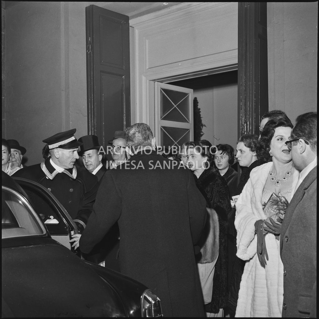 Carla Bissatini, moglie del presidente della Repubblica Giovanni Gronchi, esce dal Teatro alla Scala al termine della serata inaugurale della stagione lirica 1958-1959 con l'opera "Turandot", di Giacomo Puccini, diretta da Antonino Votto con la regia di Margherita Wallmann