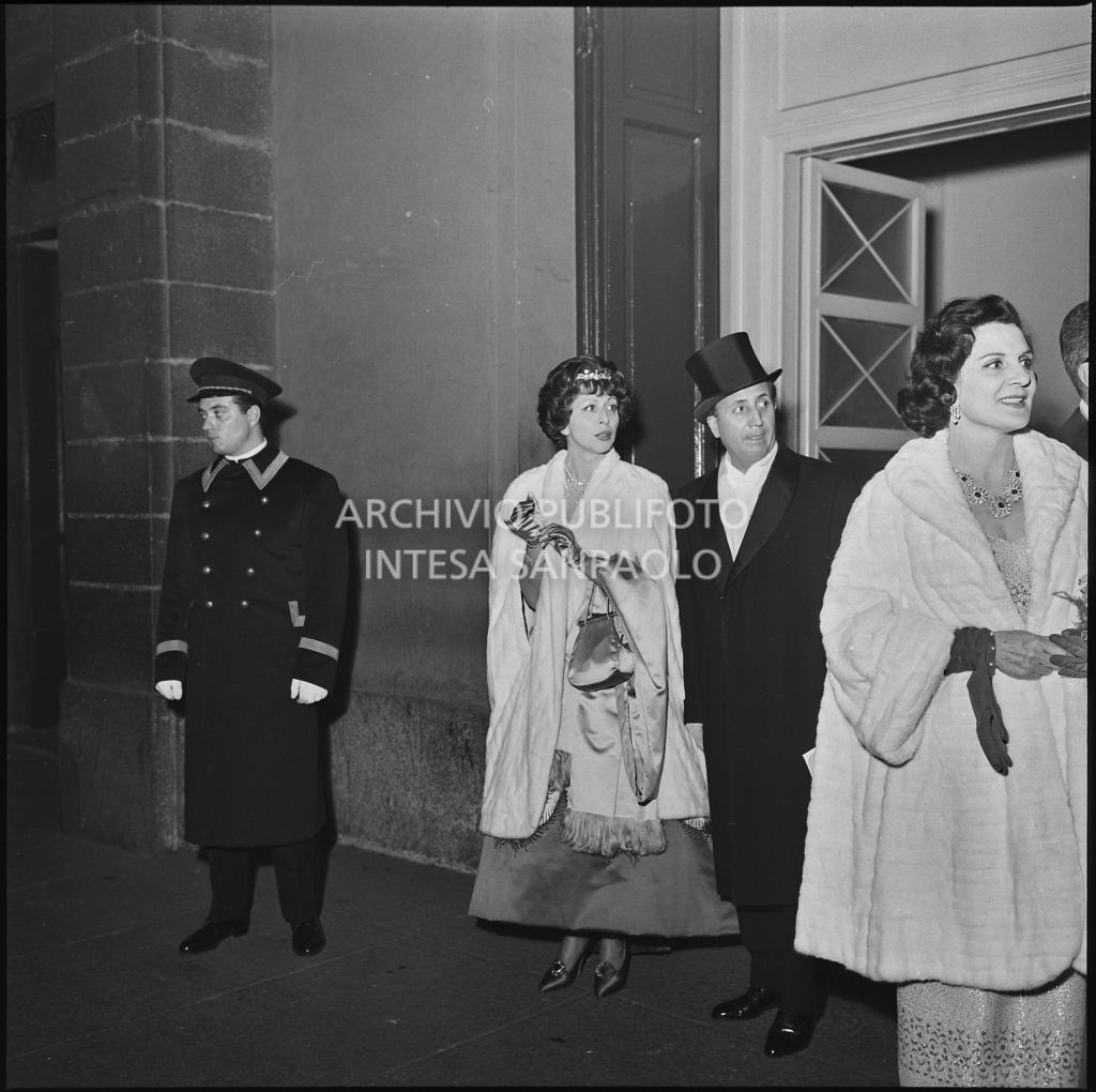 Il conte Franco Cella di Rivara e la moglie, all'uscita del Teatro alla Scala, al termine della serata inaugurale della stagione lirica 1958-1959 con l'opera "Turandot", di Giacomo Puccini, diretta da Antonino Votto con la regia di Margherita Wallmann