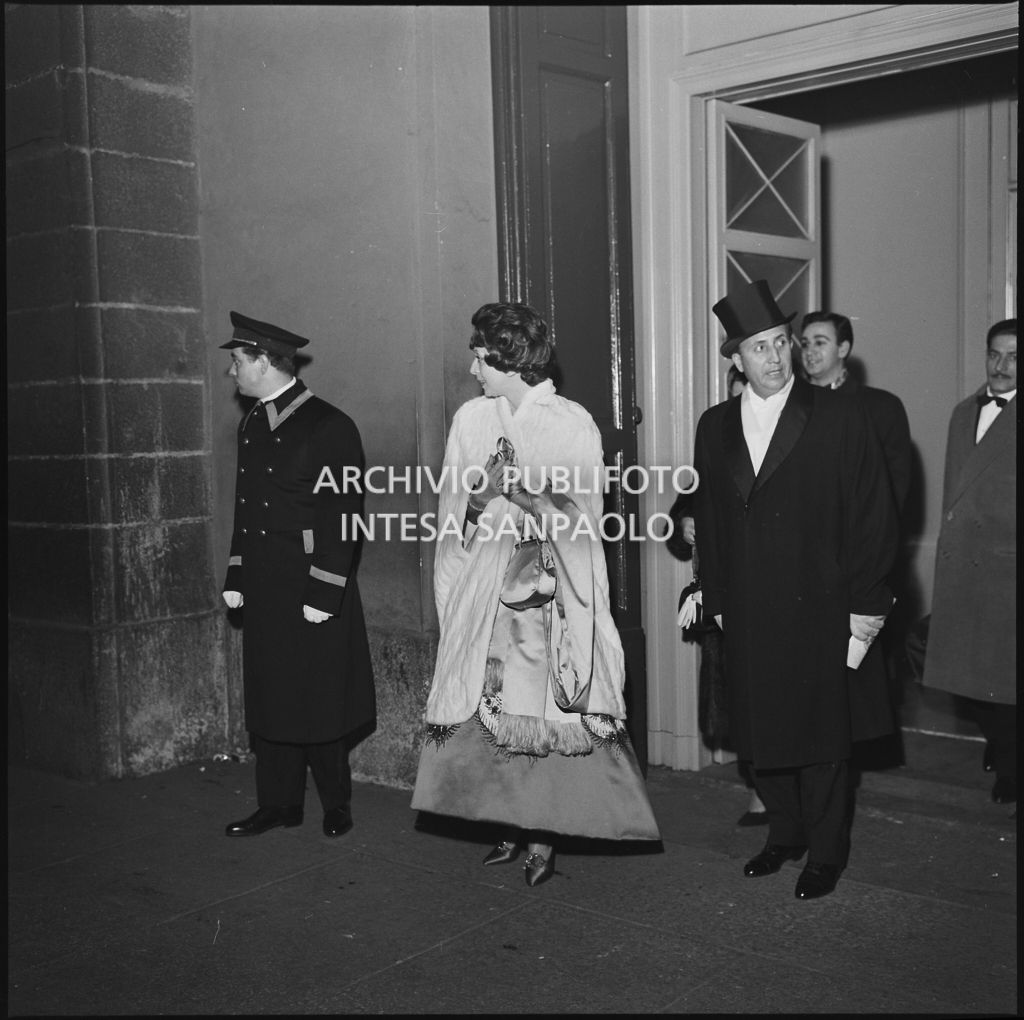 Il conte Franco Cella di Rivara e la moglie, all'uscita del Teatro alla Scala, al termine della serata inaugurale della stagione lirica 1958-1959 con l'opera "Turandot", di Giacomo Puccini, diretta da Antonino Votto con la regia di Margherita Wallmann