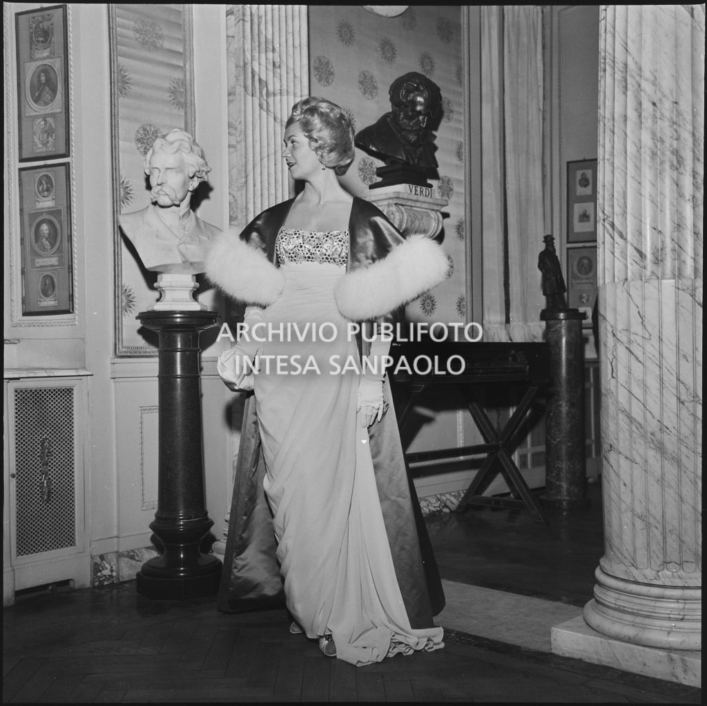 Mimi Alberini Uglietti nel foyer del Teatro alla Scala in occasione della serata inaugurale della stagione lirica 1958-1959 con l'opera "Turandot", di Giacomo Puccini, diretta da Antonino Votto con la regia di Margherita Wallmann