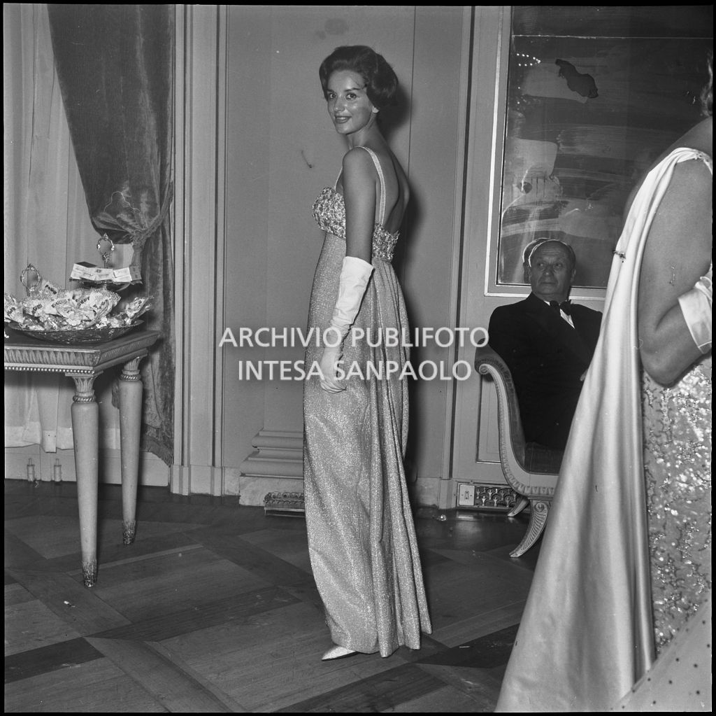 Una spettatrice nel foyer del Teatro alla Scala in occasione della serata inaugurale della stagione lirica 1958-1959 con l'opera "Turandot", di Giacomo Puccini, diretta da Antonino Votto con la regia di Margherita Wallmann