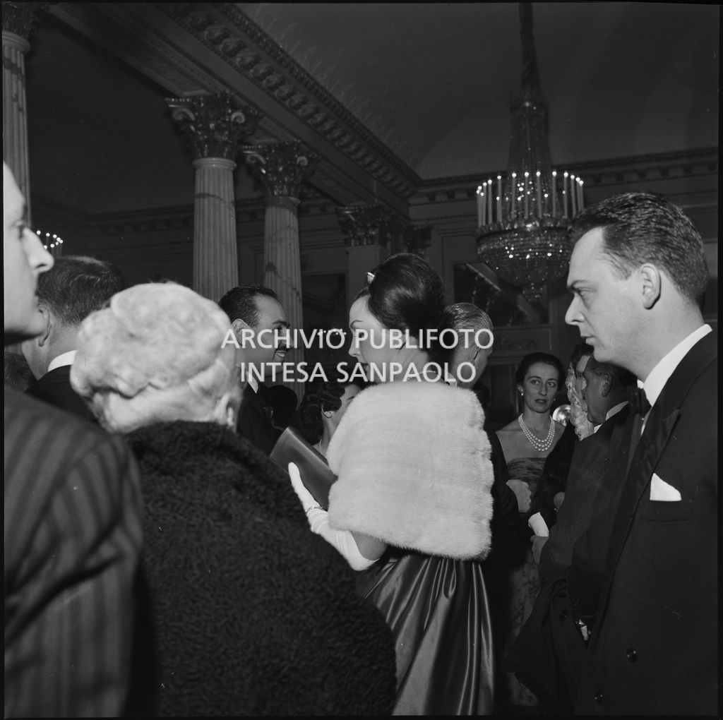 Madeleine Kohler nel foyer del Teatro alla Scala, gremito di gente, in occasione della serata inaugurale della stagione lirica 1958-1959 con l'opera "Turandot", di Giacomo Puccini, diretta da Antonino Votto con la regia di Margherita Wallmann