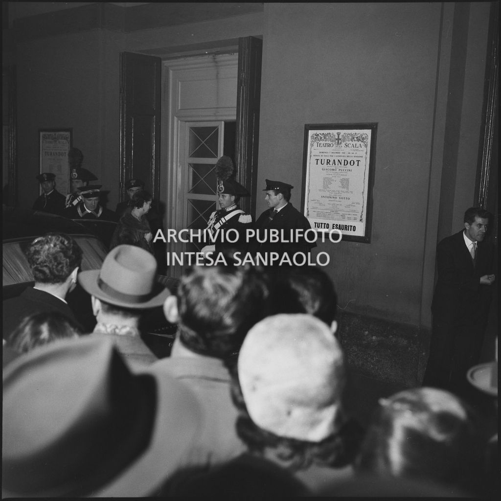 Una folla di curiosi attende l'arrivo degli spettatori al Teatro alla Scala in occasione della serata inaugurale della stagione lirica 1958-1959 con l'opera "Turandot", di Giacomo Puccini, diretta da Antonino Votto con la regia di Margherita Wallmann