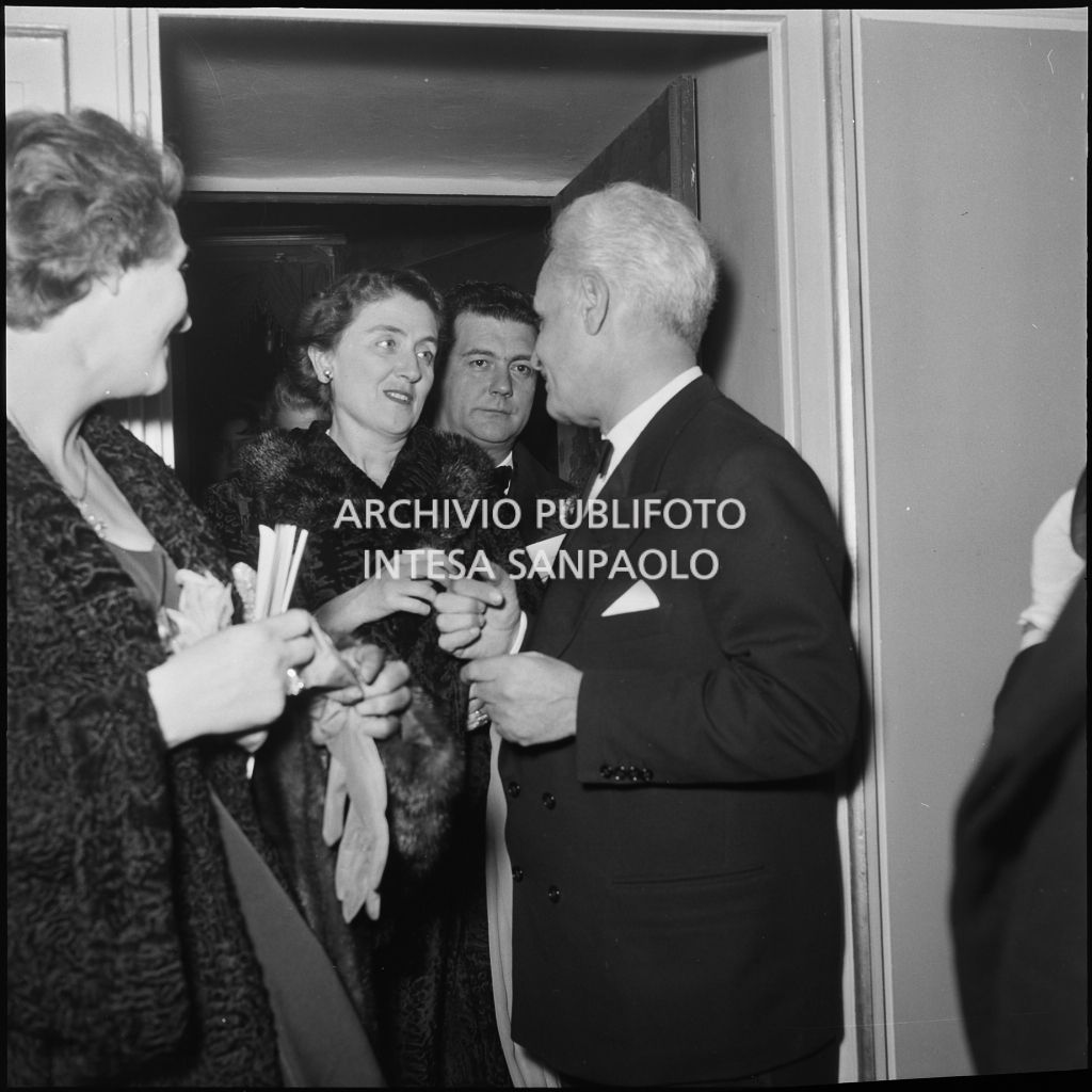 Carla Bissatini, moglie del presidente della Repubblica Giovanni Gronchi conversa con il sovrintendente Antonio Ghiringhelli della stagione in occasione della serata inaugurale della stagione lirica 1958-1959 del Teatro alla Scala con l'opera "Turandot", di Giacomo Puccini, diretta da Antonino Votto con la regia di Margherita Wallmann