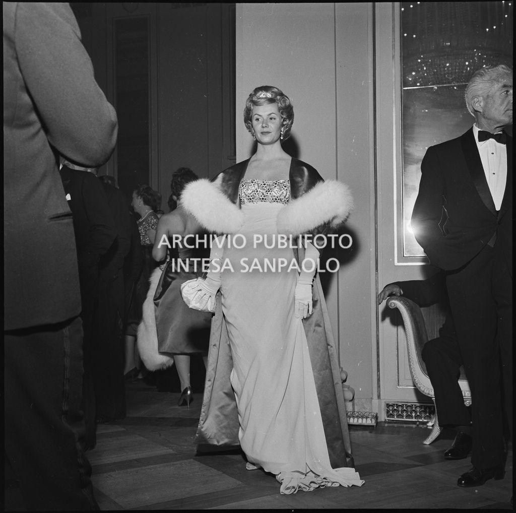 Mimi Alberini Uglietti nel foyer del Teatro alla Scala in occasione della serata inaugurale della stagione lirica 1958-1959 con l'opera "Turandot", di Giacomo Puccini, diretta da Antonino Votto con la regia di Margherita Wallmann