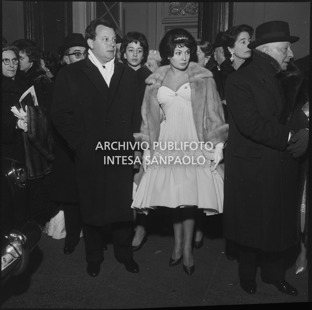 Spettatori in attesa dell'automobile all'uscita dal Teatro alla Scala al termine della serata inaugurale della stagione lirica 1958-1959 con l'opera "Turandot", di Giacomo Puccini, diretta da Antonino Votto con la regia di Margherita Wallmann