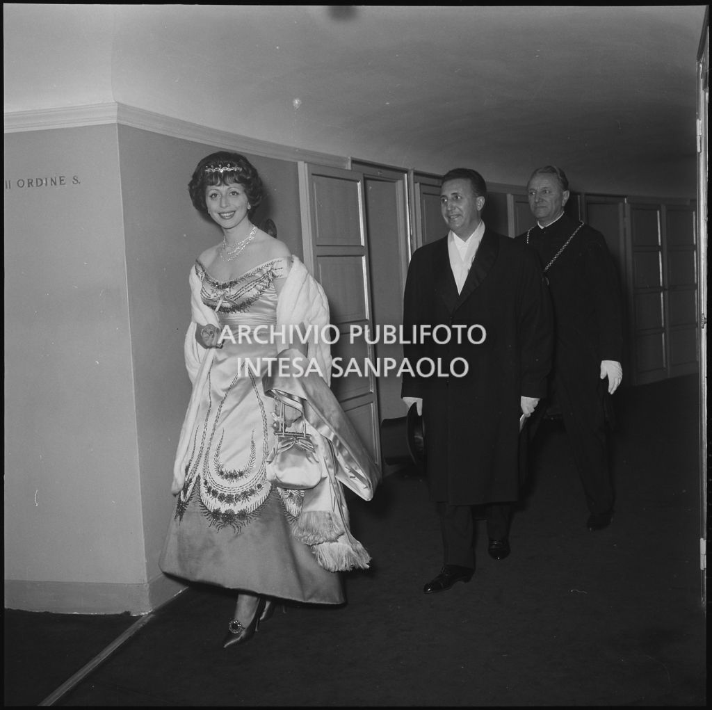 Il conte Franco Cella di Rivara e la moglie al Teatro alla Scala in occasione della serata inaugurale della stagione lirica 1958-1959 con l'opera "Turandot", di Giacomo Puccini, diretta da Antonino Votto con la regia di Margherita Wallmann