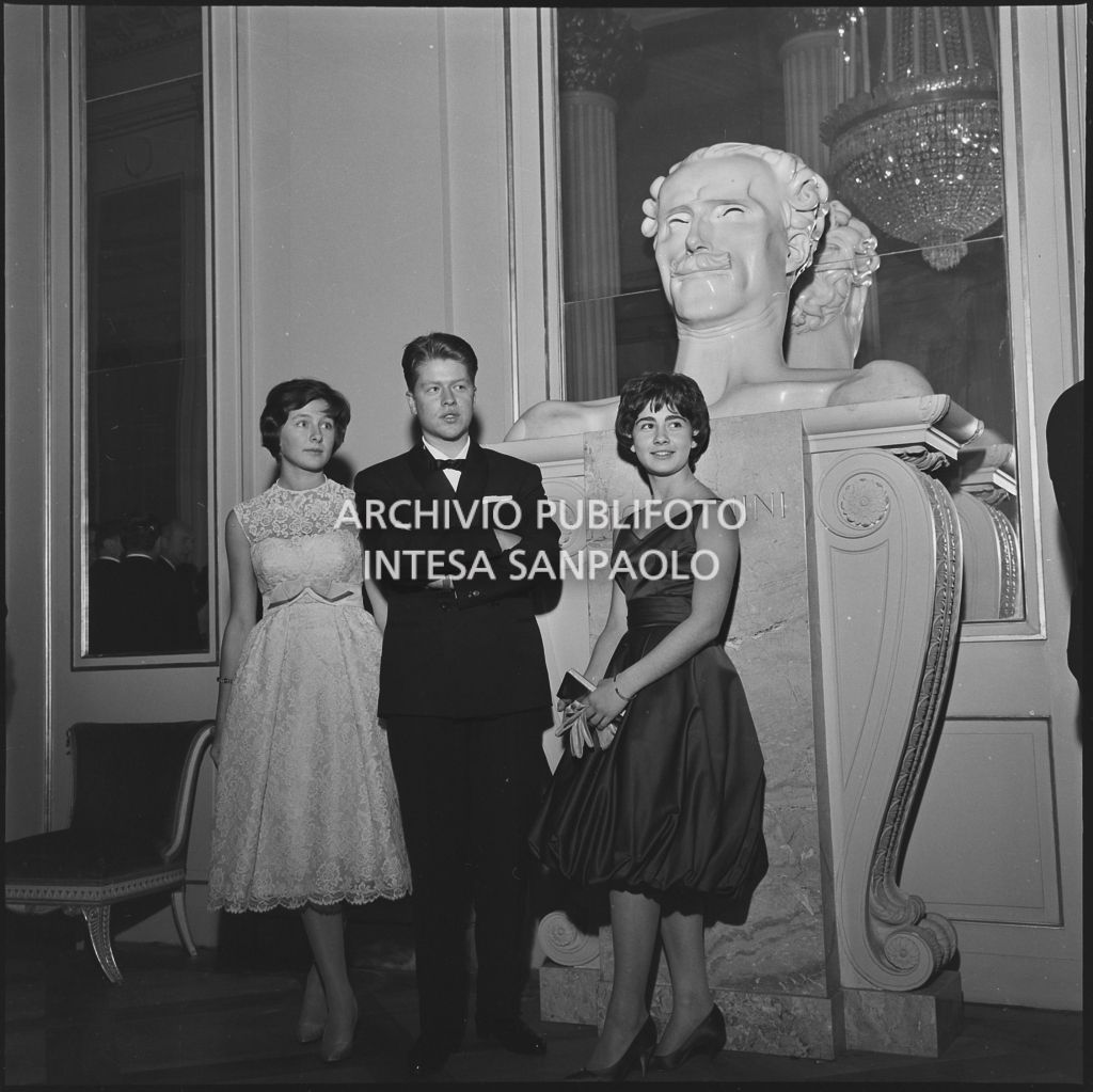 Mario e Maria Cecilia Gronchi, figli del presidente della Repubblica Giovanni Gronchi, con un'altra spettatrice, al Teatro alla Scala, in occasione della serata inaugurale della stagione lirica 1958-1959 con l'opera "Turandot" di Giacomo Puccini, diretta da Antonino Votto con la regia di Margherita Walmann