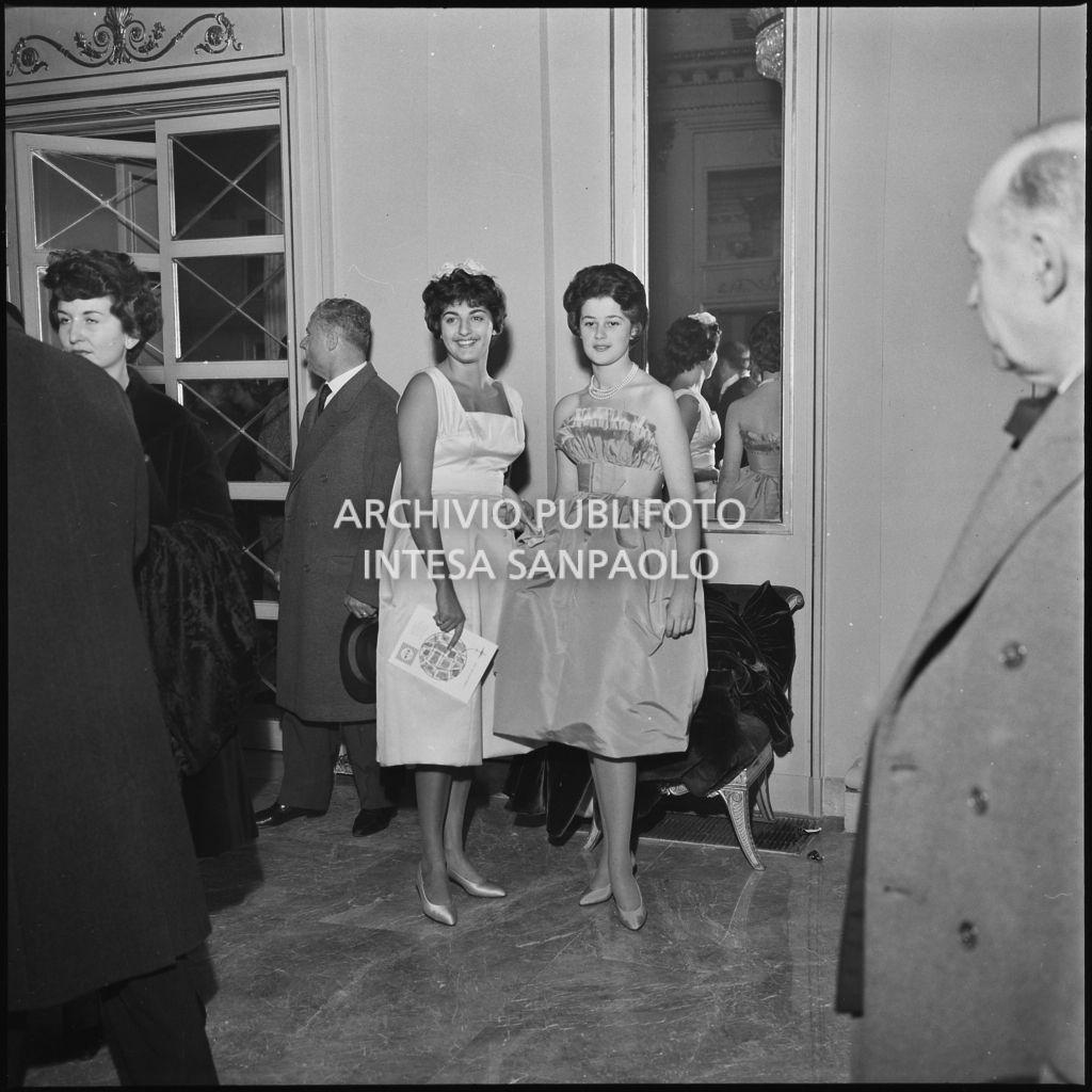 Due spettatrici nel foyer del Teatro alla Scala in occasione della serata inaugurale della stagione lirica 1958-1959 con l'opera "Turandot", di Giacomo Puccini, diretta da Antonino Votto con la regia di Margherita Wallmann