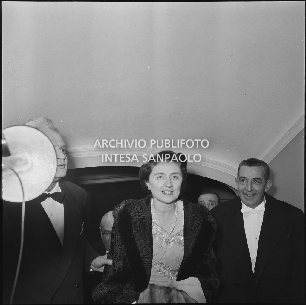 Carla Bissatini, moglie del presidente della Repubblica Giovanni Gronchi, e il sovrintendente Antonio Ghiringhelli al Teatro alla Scala in occasione della serata inaugurale della stagione lirica 1958-1959 con l'opera "Turandot", di Giacomo Puccini, diretta da Antonino Votto con la regia di Margherita Wallmann