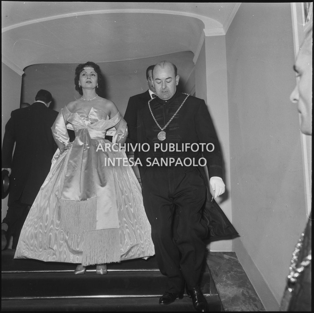 La baronessa Bianca Maria Hubner al Teatro alla Scala in occasione della serata inaugurale della stagione lirica 1958-1959 con l'opera "Turandot", di Giacomo Puccini, diretta da Antonino Votto con la regia di Margherita Wallmann
