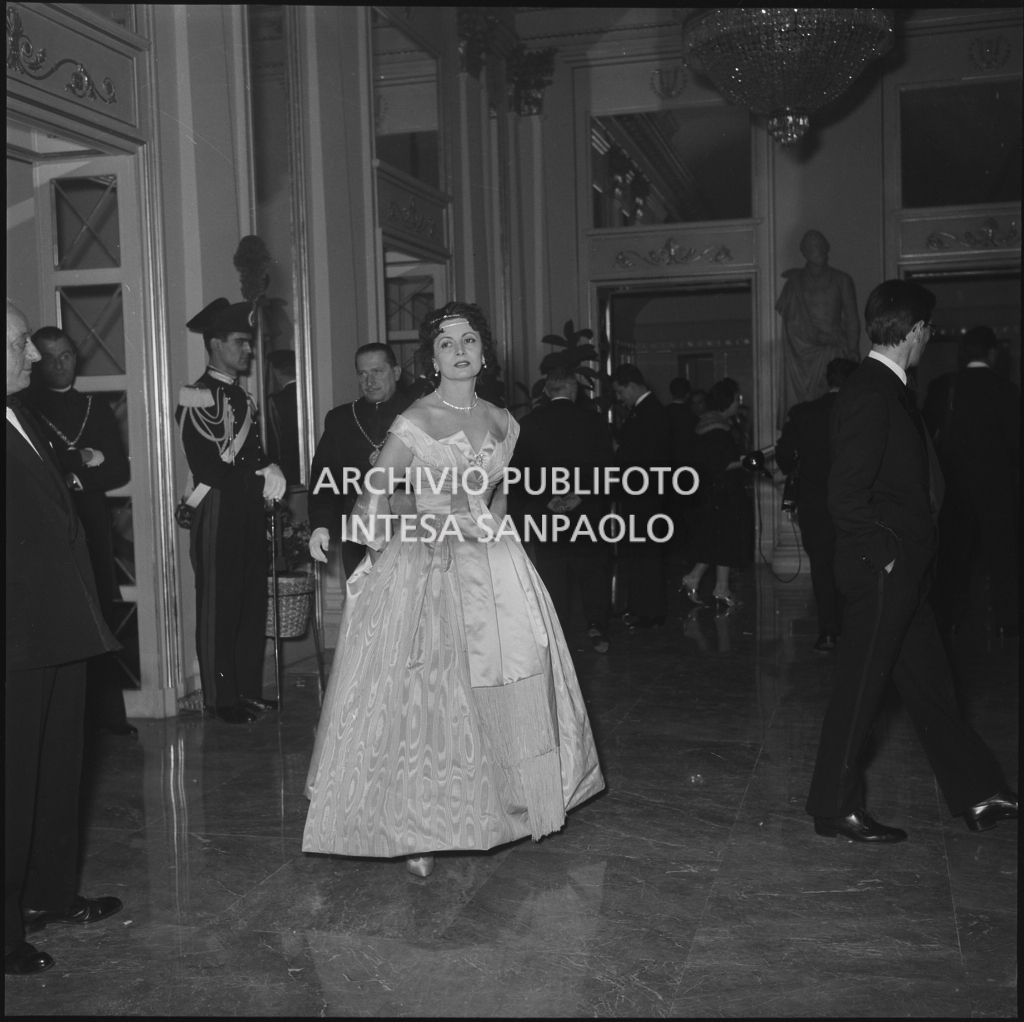 La baronessa Bianca Maria Hubner nel foyer del Teatro alla Scala in occasione della serata inaugurale della stagione lirica 1958-1959 con l'opera "Turandot", di Giacomo Puccini, diretta da Antonino Votto con la regia di Margherita Wallmann