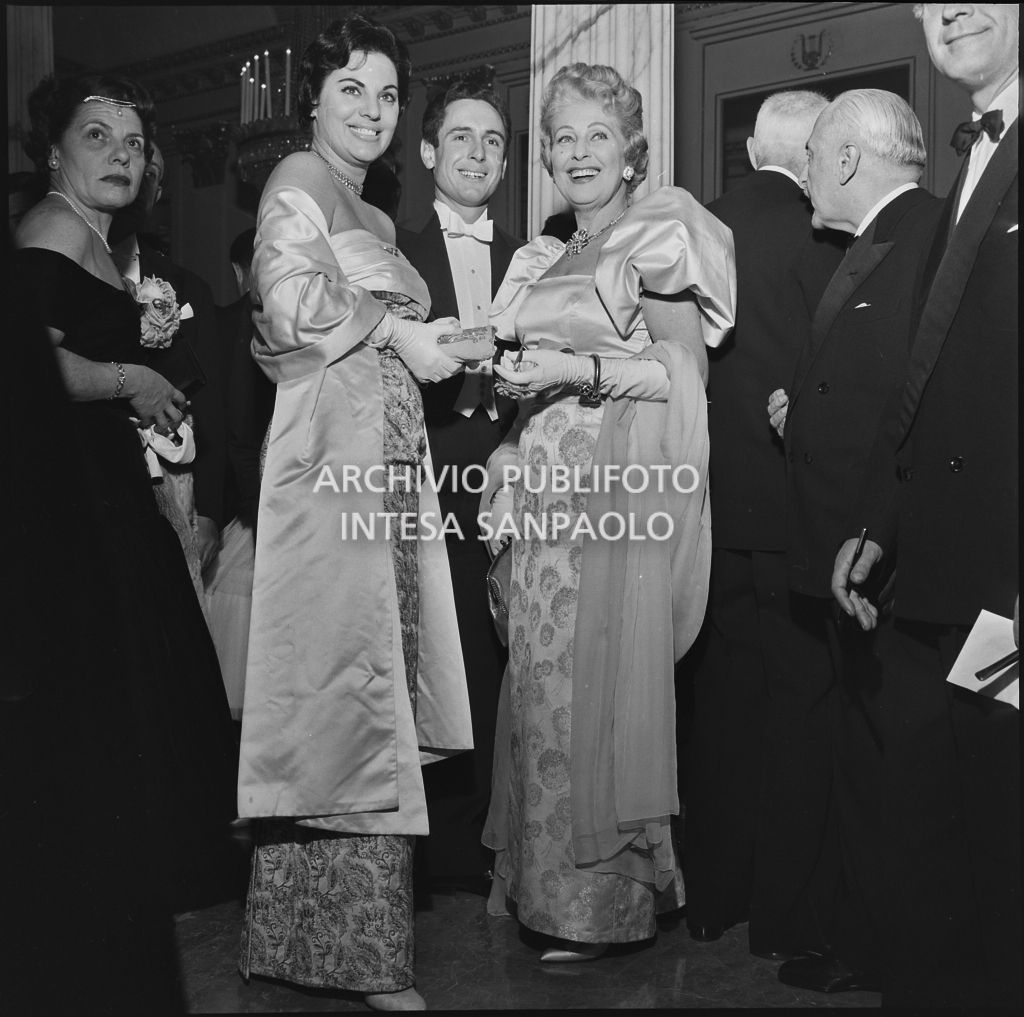 Alcuni spettatori nel foyer del Teatro alla Scala in occasione della serata inaugurale della stagione lirica 1958-1959 con l'opera "Turandot", di Giacomo Puccini, diretta da Antonino Votto con la regia di Margherita Wallmann
