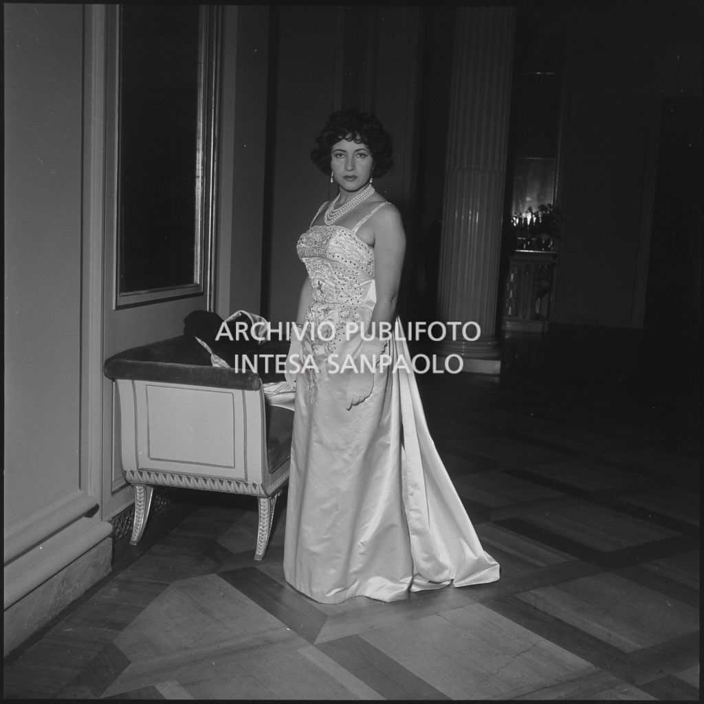 Il soprano Clara Petrella in posa al Teatro alla Scala in occasione della serata inaugurale della stagione lirica 1958-1959 con l'opera "Turandot", di Giacomo Puccini, diretta da Antonino Votto con la regia di Margherita Wallmann