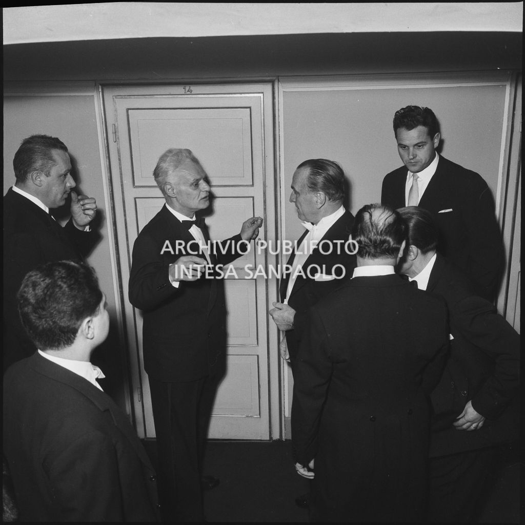 Il sovrintendente del Teatro alla Scala Antonio Ghiringhelli con il presidente del Senato Cesare Merzagora in occasione della serata inaugurale della stagione lirica 1958-1959 con l'opera "Turandot" di Giacomo Puccini, diretta da Antonino Votto con la regia di Margherita Walmann