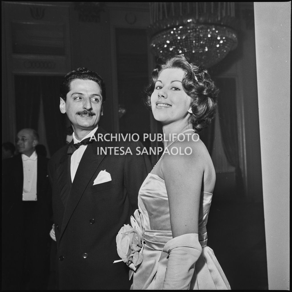 Maria Elisa Marzotto in compagnia di un uomo nel foyer del Teatro alla Scala in occasione della serata inaugurale della stagione lirica 1958-1959 con l'opera "Turandot", di Giacomo Puccini, diretta da Antonino Votto con la regia di Margherita Wallmann