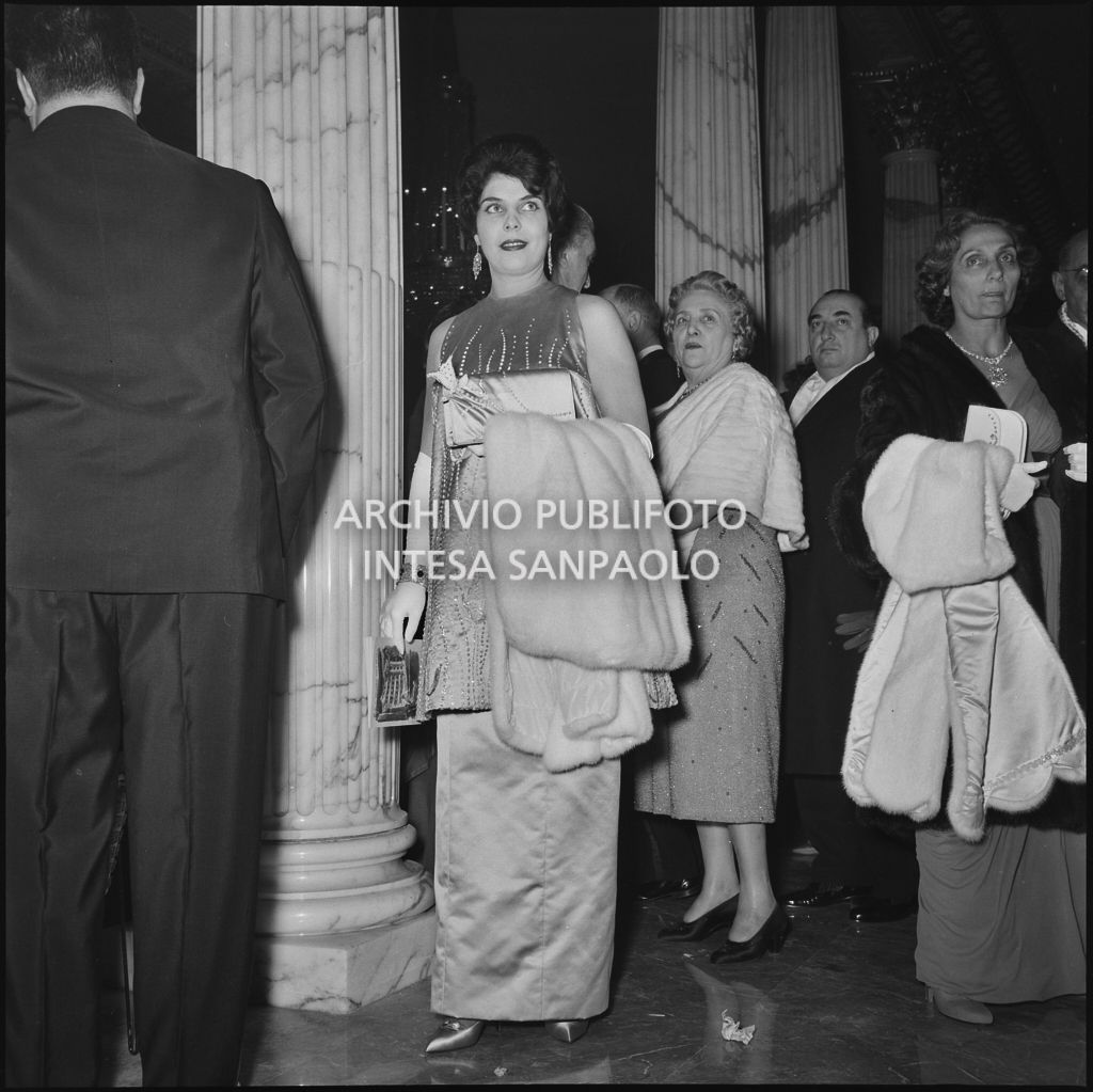 Una spettatrice nel foyer del Teatro alla Scala in occasione della serata inaugurale della stagione lirica 1958-1959 con l'opera "Turandot", di Giacomo Puccini, diretta da Antonino Votto con la regia di Margherita Wallmann