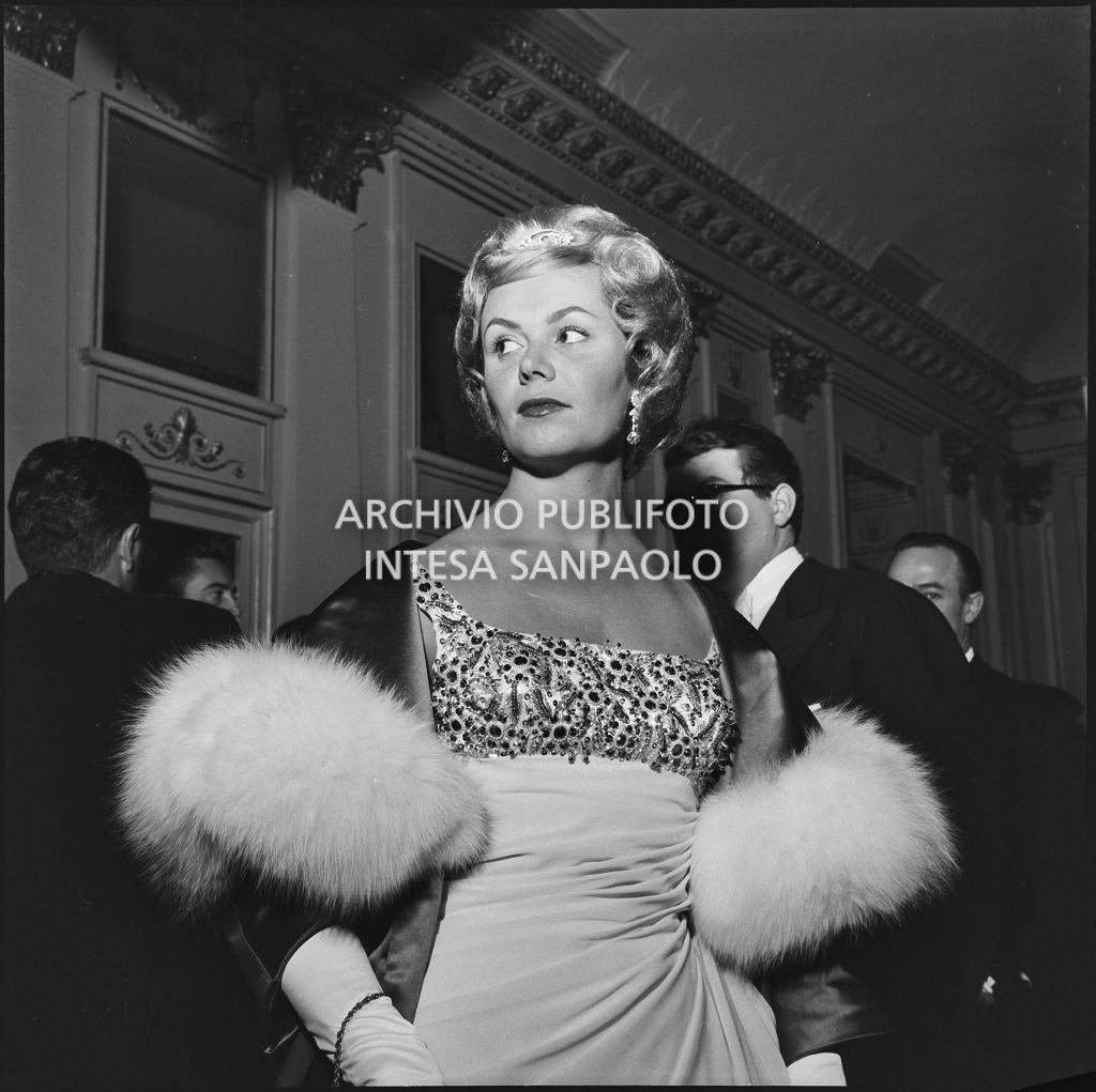 Mimi Alberini Uglietti nel foyer del Teatro alla Scala in occasione della serata inaugurale della stagione lirica 1958-1959 con l'opera "Turandot", di Giacomo Puccini, diretta da Antonino Votto con la regia di Margherita Wallmann