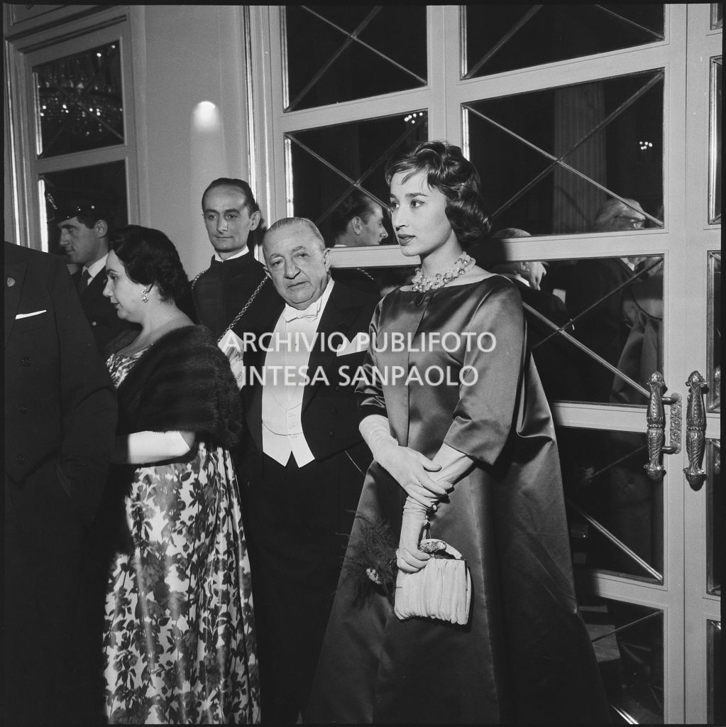 Giovanna Lomazzi nel foyer del Teatro alla Scala in occasione della serata inaugurale della stagione lirica 1958-1959 con l'opera "Turandot", di Giacomo Puccini, diretta da Antonino Votto con la regia di Margherita Wallmann