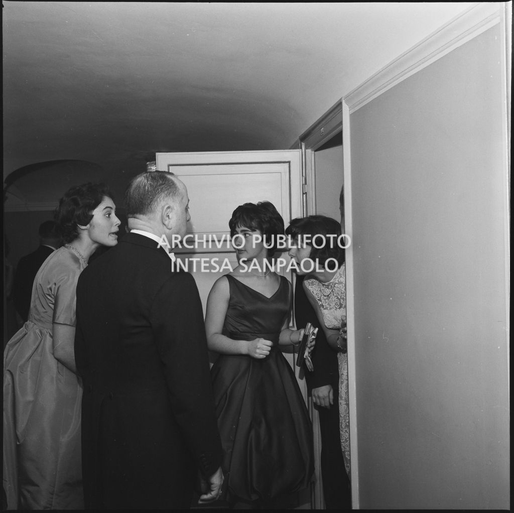 Maria Cecilia Gronchi, figlia del presidente della Repubblica Giovanni Gronchi, con altre due spettatrici al Teatro alla Scala in occasione della serata inaugurale della stagione lirica 1958-1959 con l'opera "Turandot", di Giacomo Puccini, diretta da Antonino Votto con la regia di Margherita Wallmann