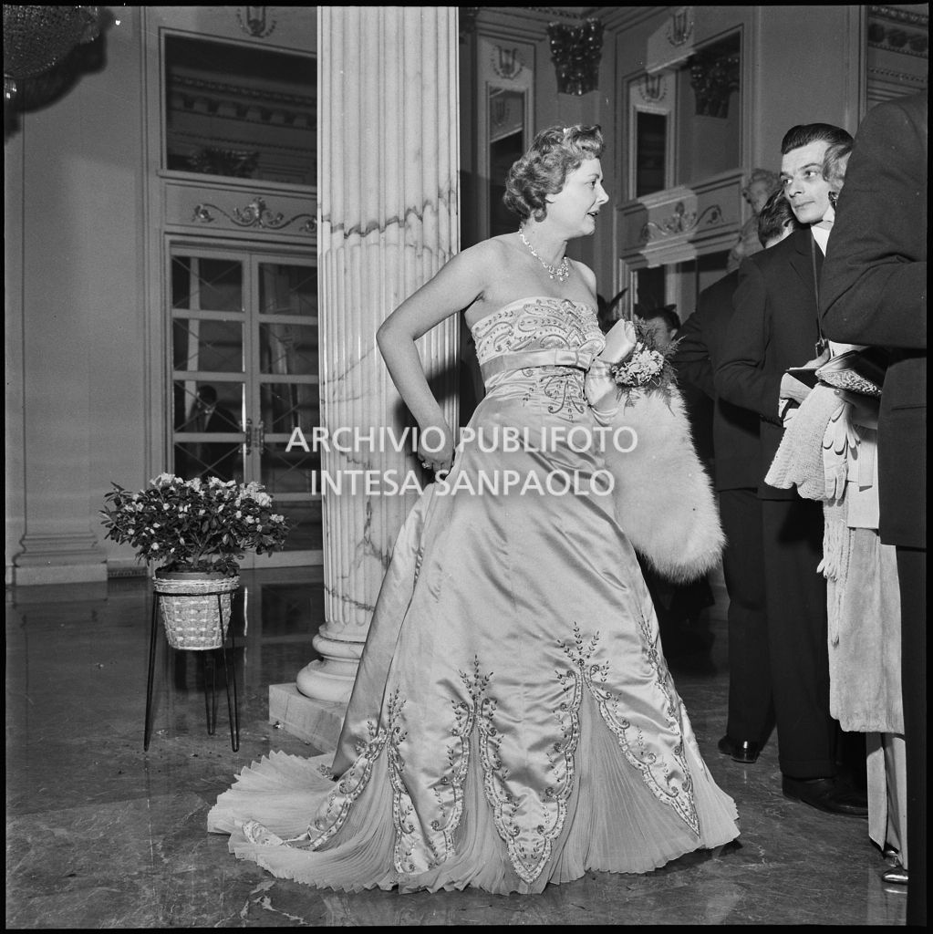 Cecilia Malvezzi nel Foyer del Teatro alla Scala in occasione della serata inaugurale della stagione lirica 1958-1959 con l'opera "Turandot", di Giacomo Puccini, diretta da Antonino Votto con la regia di Margherita Wallmann