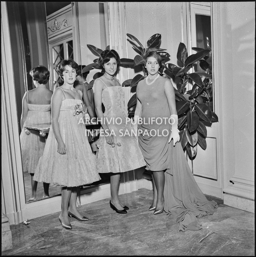 Le sorella Caperano nel Foyer del Teatro alla Scala in occasione della serata inaugurale della stagione lirica 1958-1959 con l'opera "Turandot", di Giacomo Puccini, diretta da Antonino Votto con la regia di Margherita Wallmann