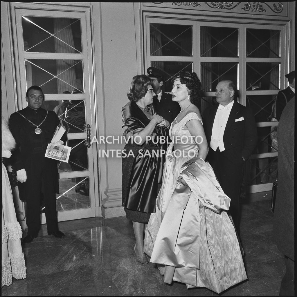 La baronessa Bianca Maria Hubner nel foyer del Teatro alla Scala in occasione della serata inaugurale della stagione lirica 1958-1959 con l'opera "Turandot", di Giacomo Puccini, diretta da Antonino Votto con la regia di Margherita Wallmann