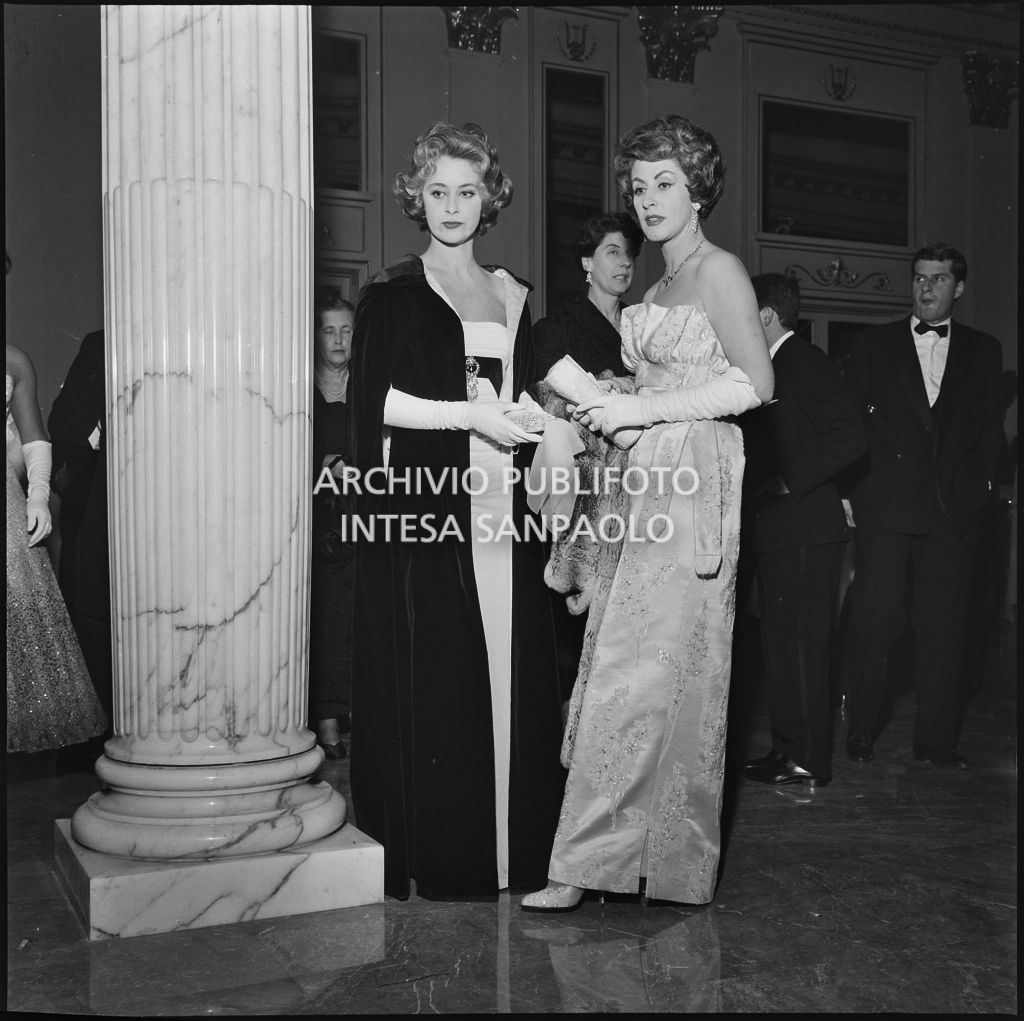 Zea Marin e la figlia Sandra Marin nel foyer del Teatro alla Scala in occasione della serata inaugurale della stagione lirica 1958-1959 con l'opera "Turandot", di Giacomo Puccini, diretta da Antonino Votto con la regia di Margherita Wallmann